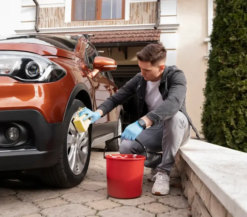 Lavage auto à domicile Vélizy-Villacoublay : professionnel intervenant sur un véhicule